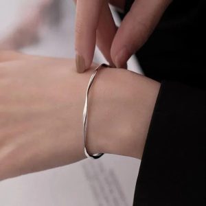 Élégance et innovation : Le Bracelet Mobius en Métal Lisse qui sublime votre style et votre humeur