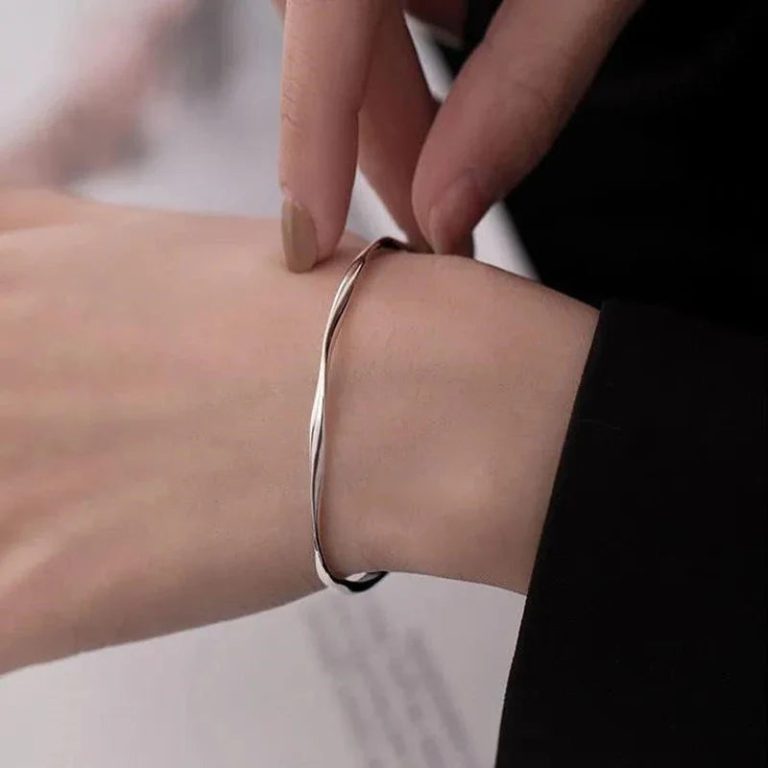 Élégance et innovation : Le Bracelet Mobius en Métal Lisse qui sublime votre style et votre humeur