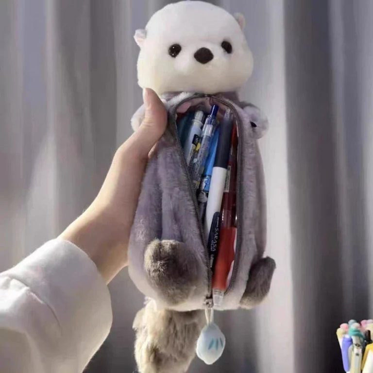 Un allié adorable pour égayer votre quotidien scolaire : La trousse à crayons peluche loutre de mer