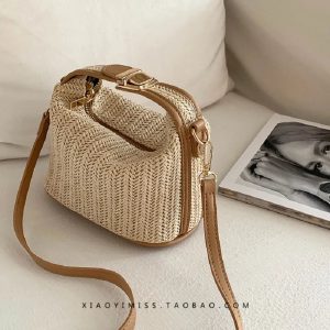 Adoptez l'Essence Boho-chic : Sublimez Votre Look avec un Sac Bandoulière en Herbe Tissée