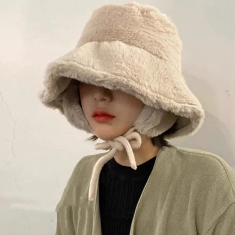 Trouvez le mariage parfait entre confort et style avec ces chapeaux de seau en peluche tendance