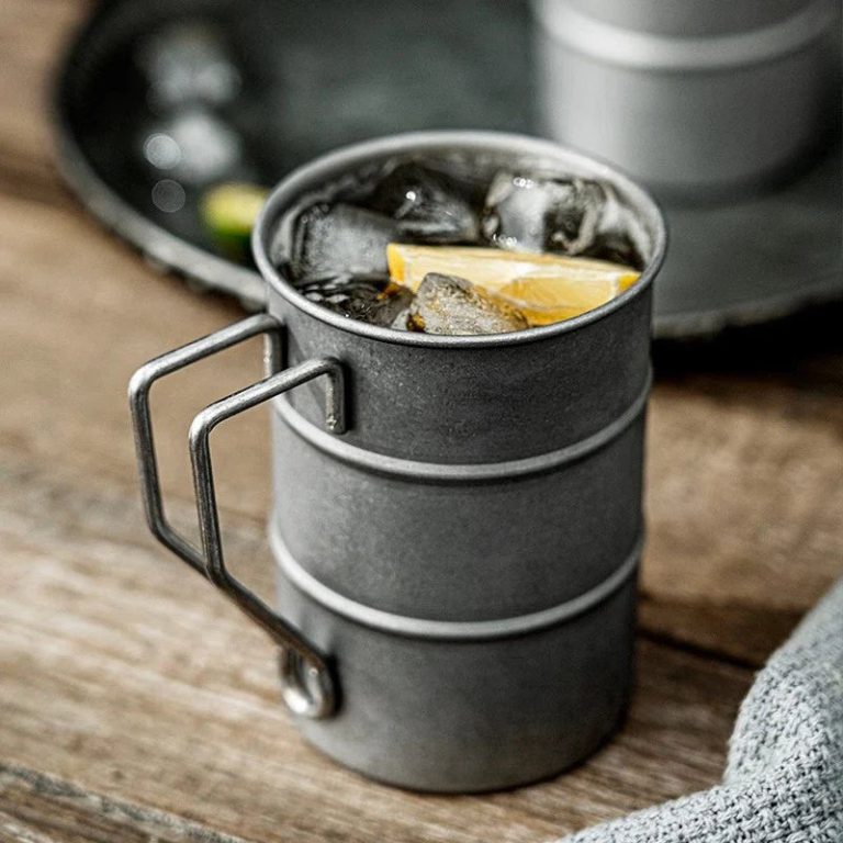 Une Tasse Inoxydable au Style Rétro pour des Aventures Outdoor Inoubliables