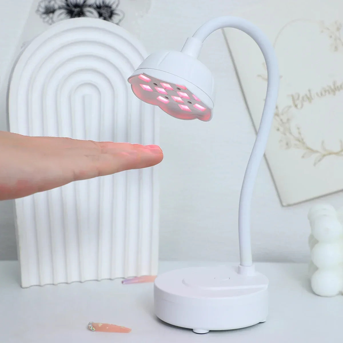 Découvrez la révolution de la manucure avec une lampe LED innovante