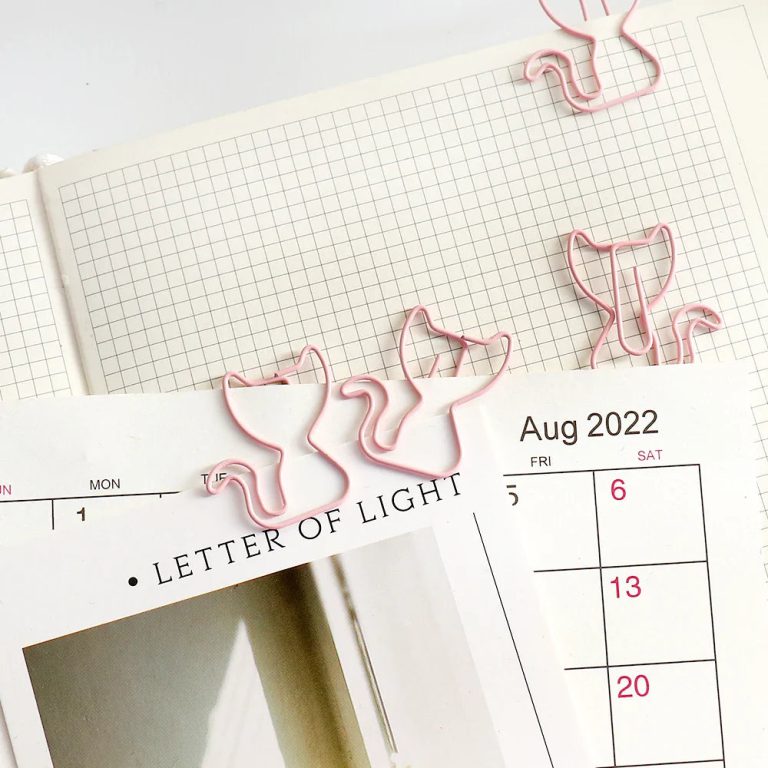 Apportez une Touche d’Originalité et d’Élégance à Votre Bureau avec ces Pinces à Papier Chat Rose