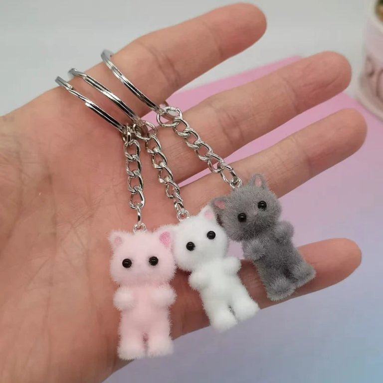 Adoptez l'élégance kawaii : Le porte-clés chat en velours côtelé qui fait sensation