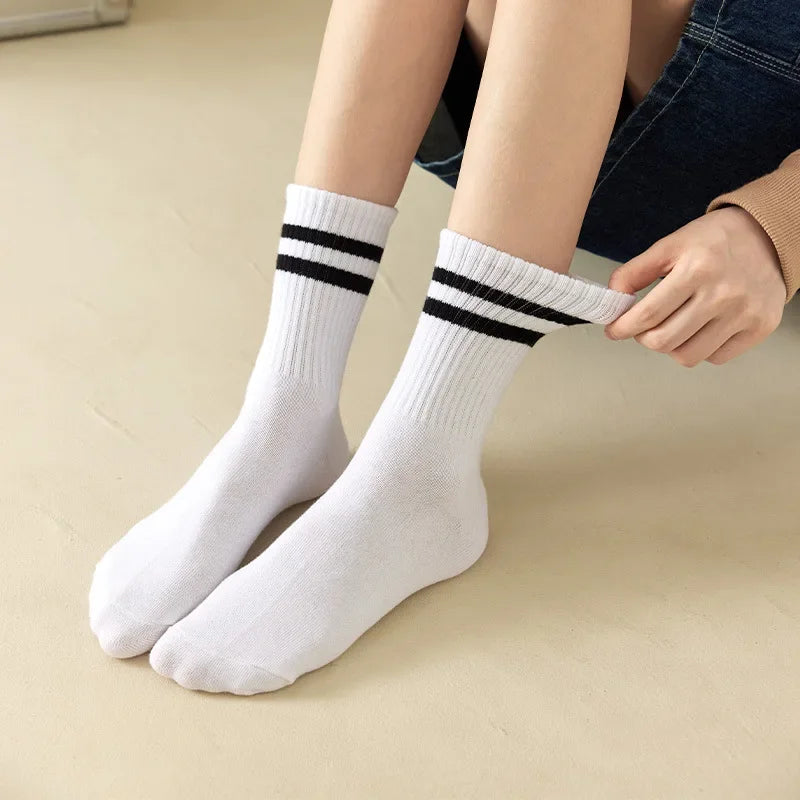 Du Confort à l'État Pur : Réinventez Votre Style avec Ces Chaussettes Rayées Noir et Blanc