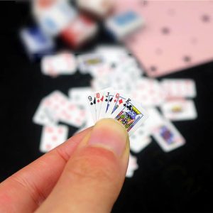 Une immersion ludique dans l'univers des miniatures : découvrez l'élégance surprenante du Mini Jeu de Cartes pour Poupées