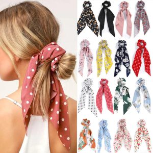L'élégance revisitée : des scrunchies longs en chiffon imprimé pour une coiffure unique