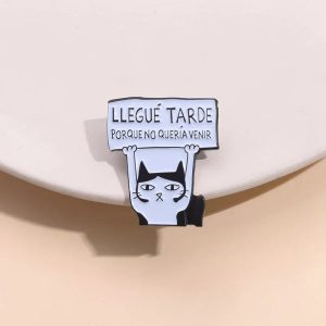Faites Vibrer Votre Look avec une Touche d’Humour : La Broche Émail Chat Espagnol Drôle