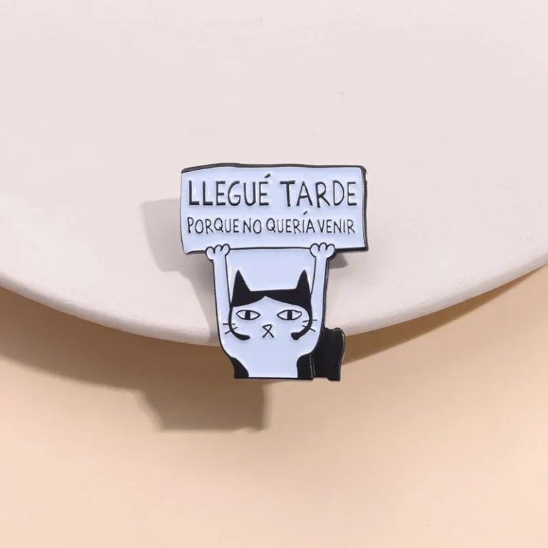 Faites Vibrer Votre Look avec une Touche d’Humour : La Broche Émail Chat Espagnol Drôle