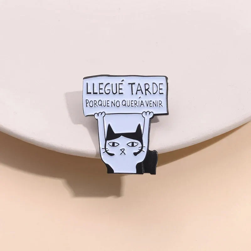 Faites Vibrer Votre Look avec une Touche d’Humour : La Broche Émail Chat Espagnol Drôle