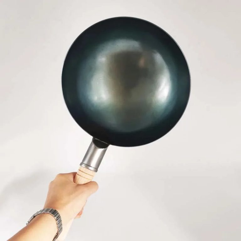 Redécouvrez l’Art de la Cuisine Asiatique avec une Poêle Wok en Fer Forgé Artisanale