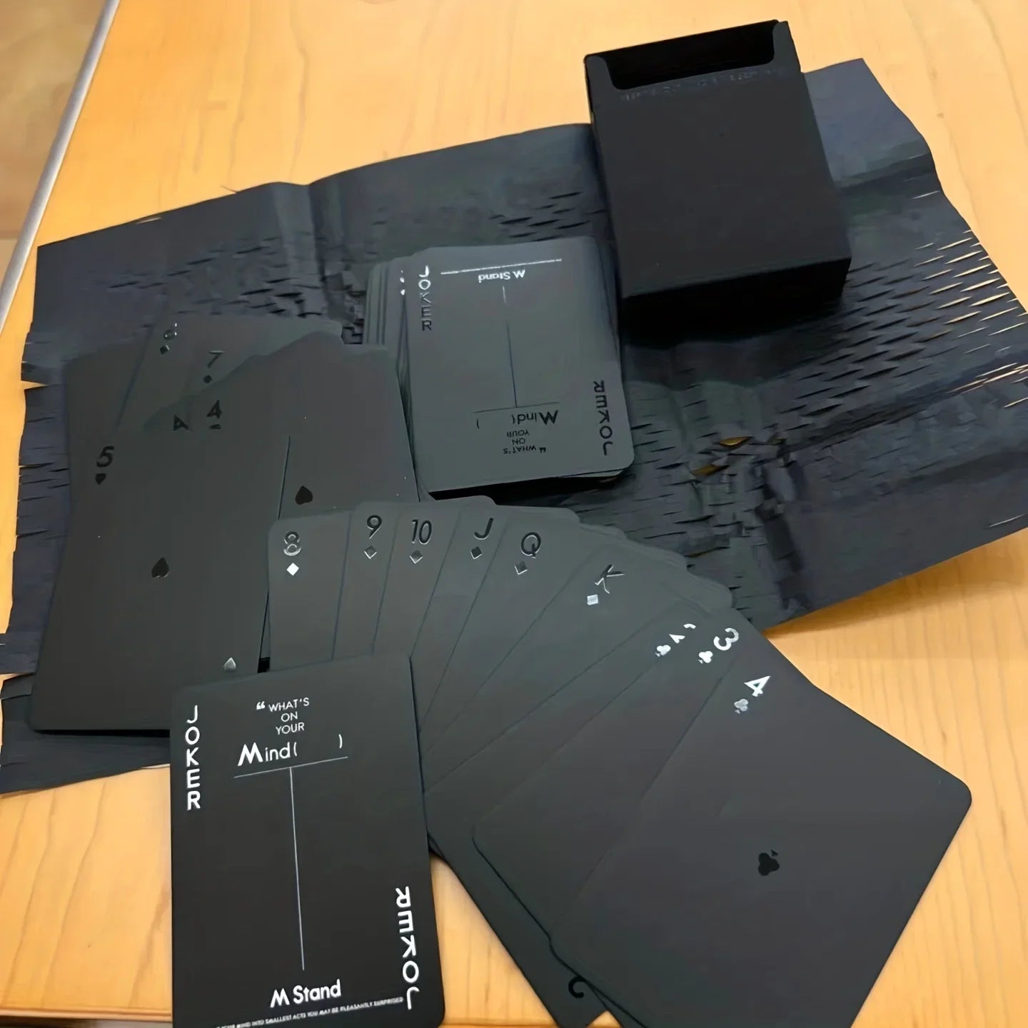 Soirées Éblouissantes et Élégantes avec les Cartes à Jouer Noires Minimalistes