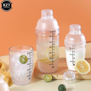 Découvrez le Compagnon Incontournable de vos Soirées Cocktail : Un Shaker à Cocktail Martini en Plastique