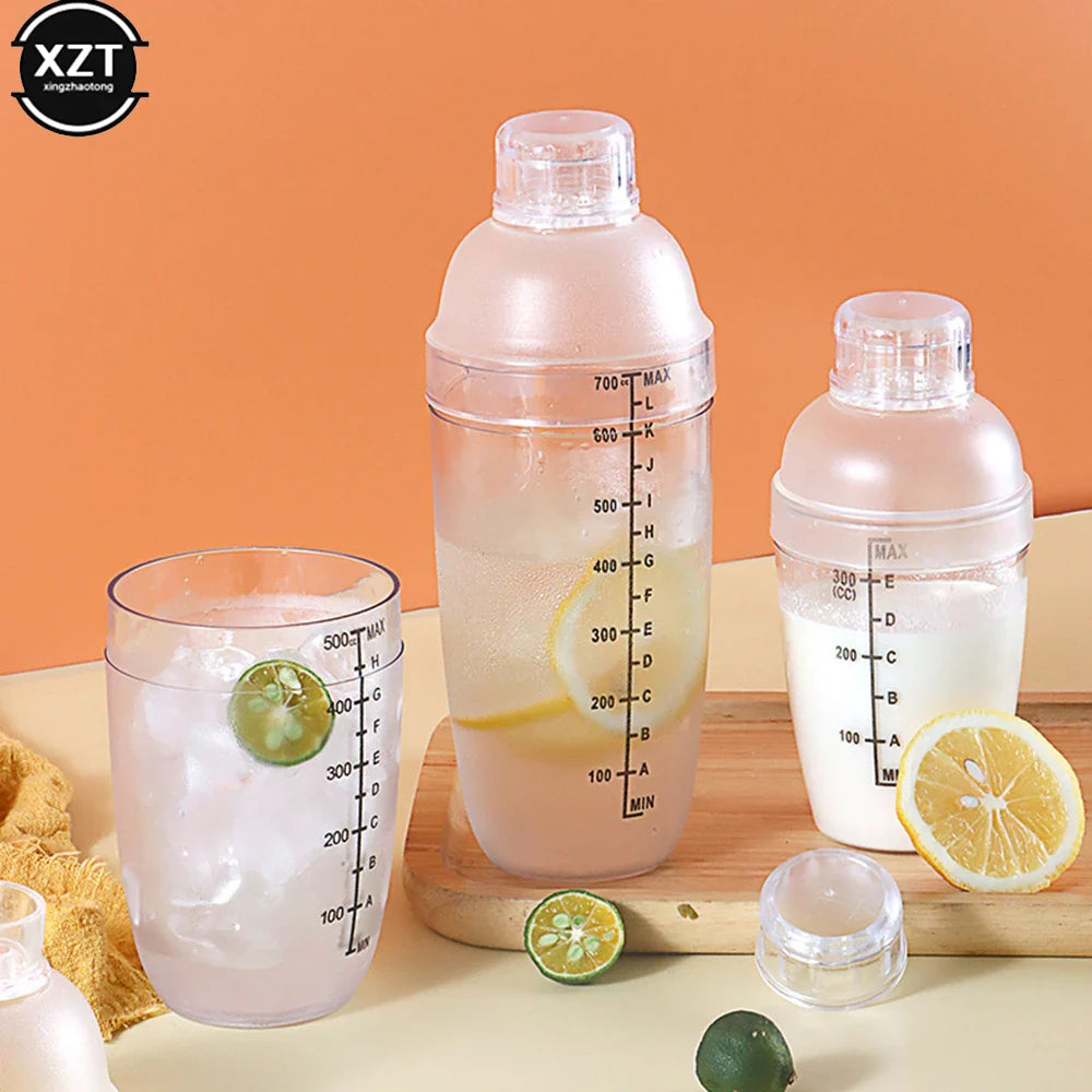 Découvrez le Compagnon Incontournable de vos Soirées Cocktail : Un Shaker à Cocktail Martini en Plastique