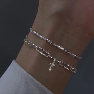 Éclat et Raffinement : Le Bracelet Argenté Étincelant qui Sublime Votre Féminité