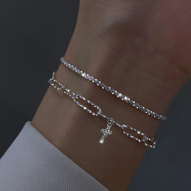 Éclat et Raffinement : Le Bracelet Argenté Étincelant qui Sublime Votre Féminité