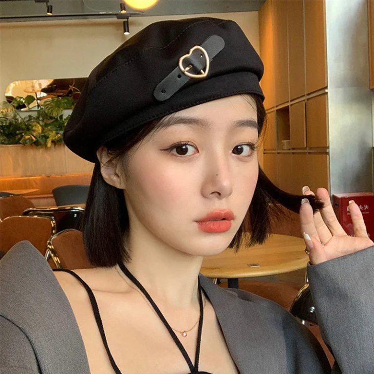 L'Élégance Réinventée : Pourquoi la Casquette Beret Noire Cœur Métal TEROKK Fait Sensation