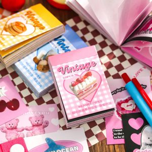 Créez Vos Projets Uniques avec le Livre d'Autocollants "Crème Fraise" !