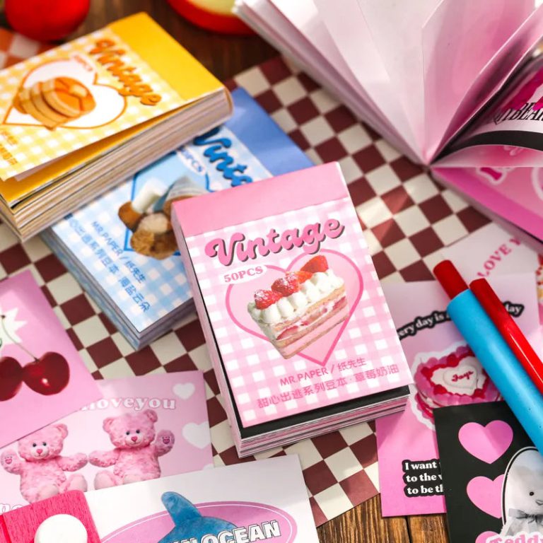 Créez Vos Projets Uniques avec le Livre d'Autocollants "Crème Fraise" !