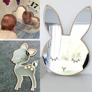 Un Regard Enchanté sur le Miroir Décoratif Lapin Étoilé en Bois Nordique