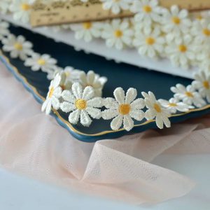 Créer l’Élégance Réinventée: Sublimez Vos Créations avec le Ruban Dentelle Marguerite Blanche 3D