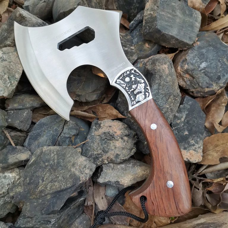 La Hache Doom Blade : L’Alliée Incontournable du Camping et des Aventures en Plein Air