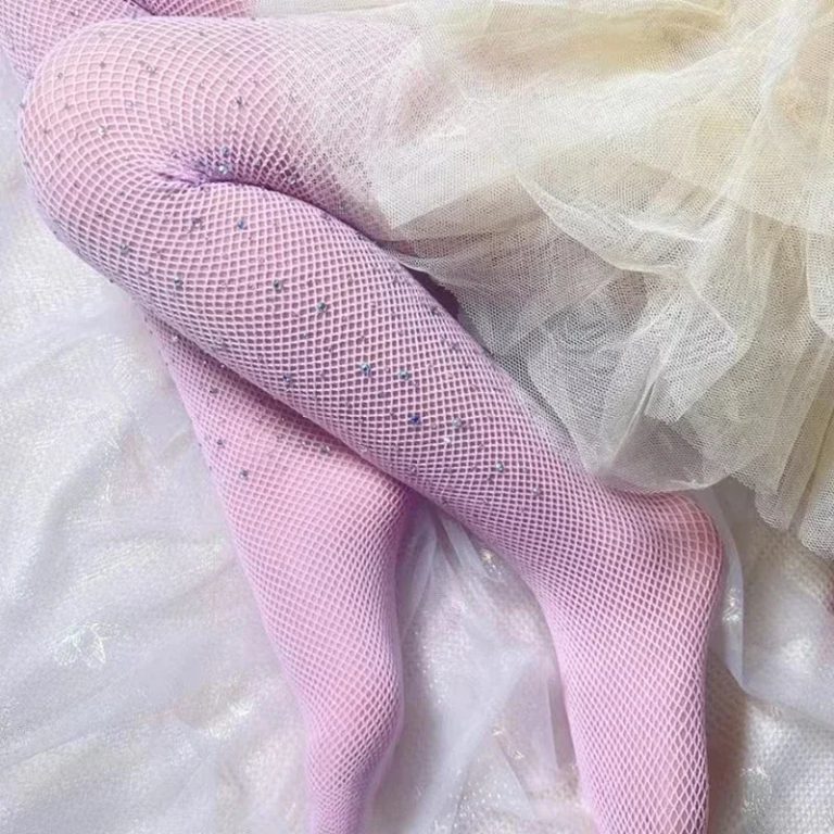 Une touche d’éclat pour les petites princesses : découvrez les collants filet avec strass