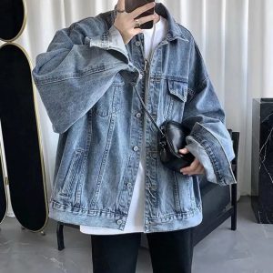 Adoptez un Look Urbain Authentique avec une Veste en Denim au Style Rétro