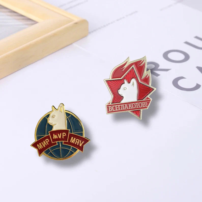 Redécouvrez l'élégance ludique avec l’Épinglette Émaillée "Toujours Chats"