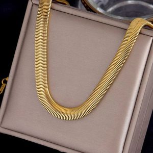 L'Audace au Poignet : Collier en Acier Inoxydable 316L pour Femme qui Réinvente le Style Urbain