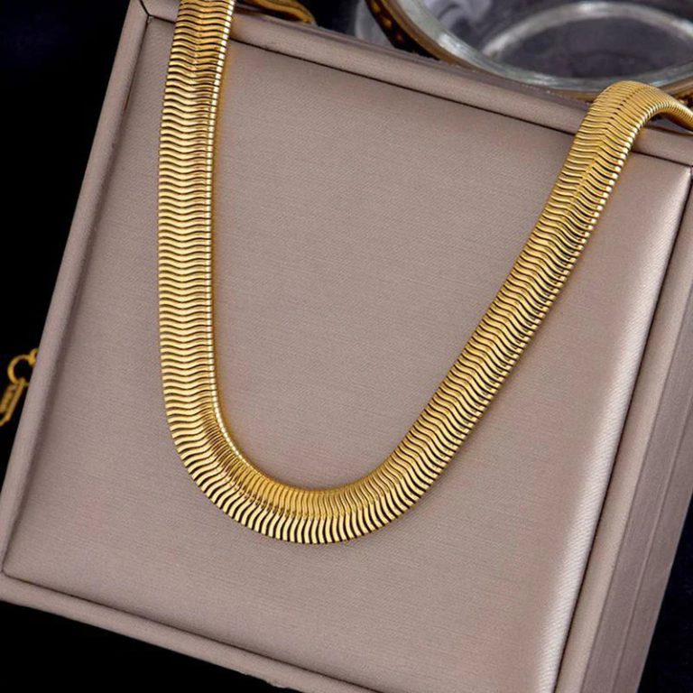 L'Audace au Poignet : Collier en Acier Inoxydable 316L pour Femme qui Réinvente le Style Urbain