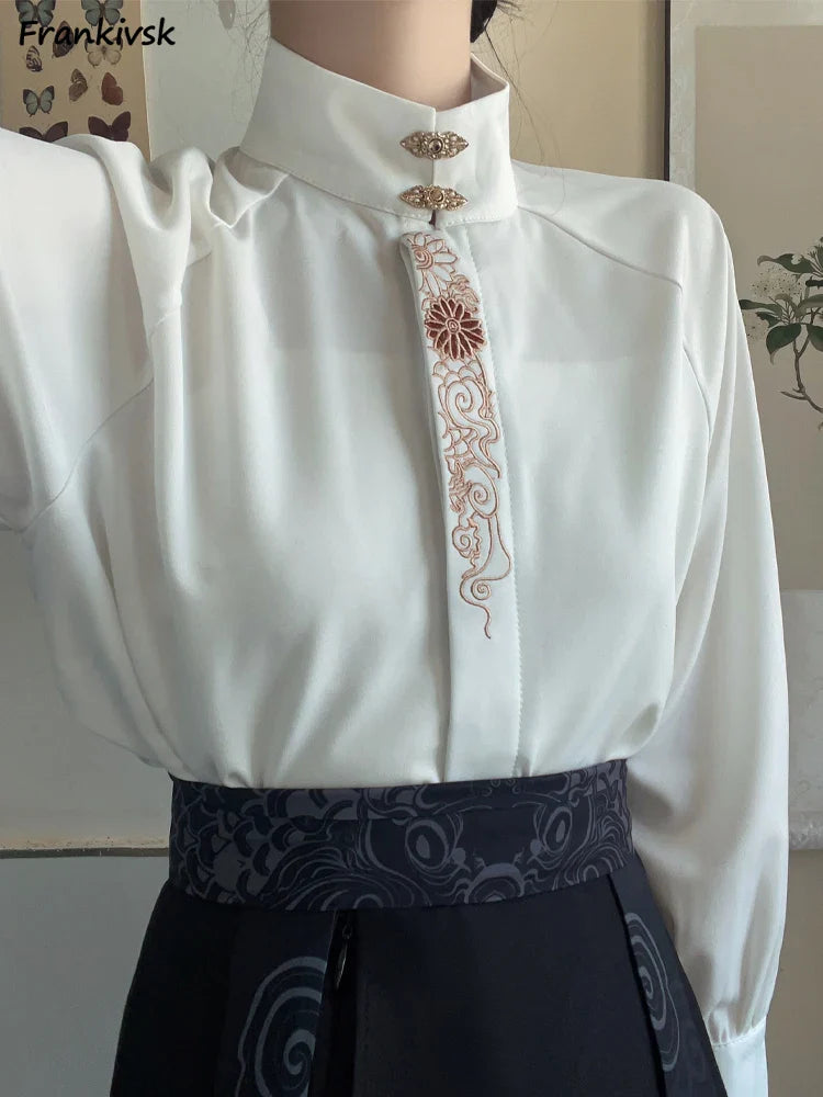 L'élégance intemporelle : La Chemise Style Chinois Broderie Florale Chic, entre tradition et modernité