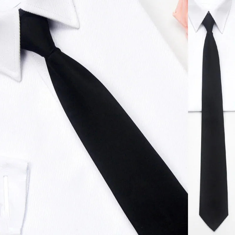 La touche finale pour un style irrésistible : la Cravate Noire à Pince Élégante qui redéfinit le chic professionnel