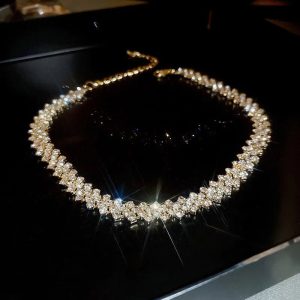 Éclat et Raffinement : Sublimez Votre Look Avec ce Collier Ras-du-Cou en Strass Brillants