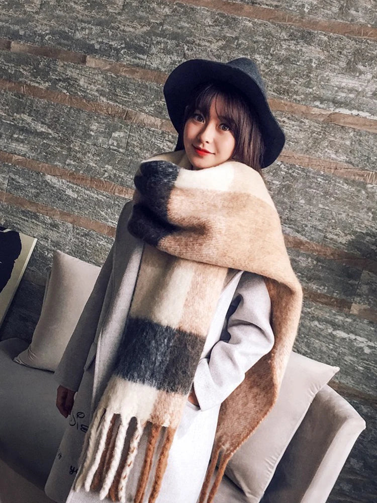 L'élégance intemporelle pour un hiver chaleureux : adoptez le style preppy avec l'écharpe vintage à carreaux