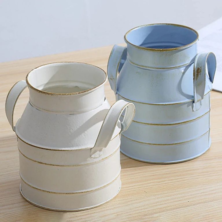 Redécouvrez l’élégance de votre espace avec ce vase en fer galvanisé au charme rustique