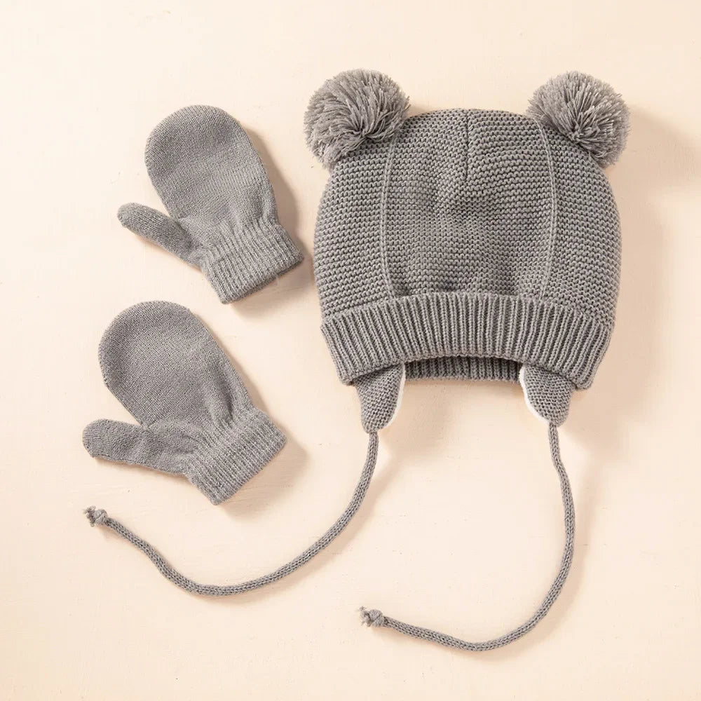 L’essentiel pour un Bébé Bien Au Chaud : L'Ensemble Bonnet Tricoté avec Pompon, l’Allié Tendance de l’Hiver