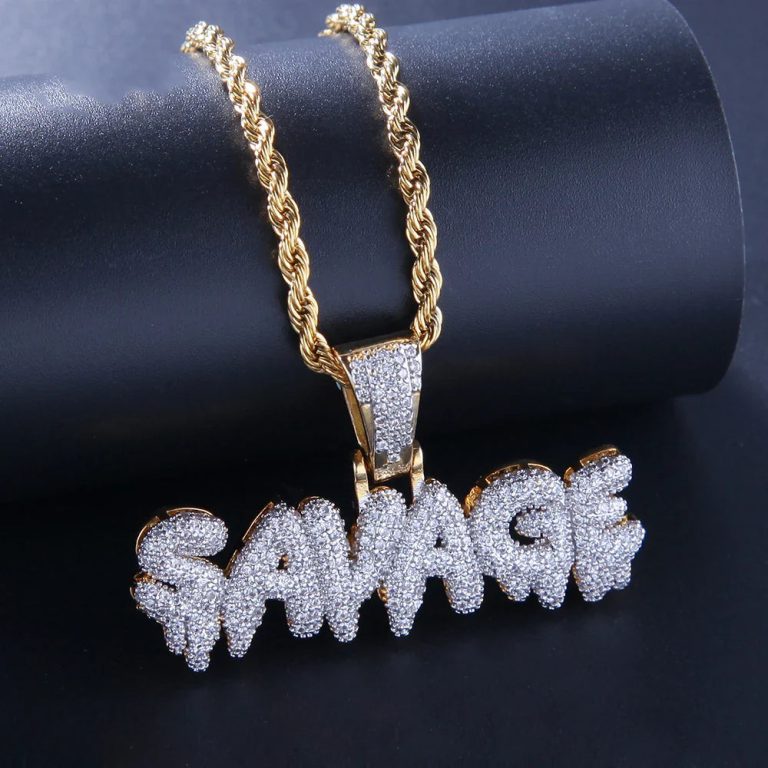 Collier Lettres Micro-incrustées Style Hip Hop – L’alliance subtile de l’audace et de l’élégance urbaine