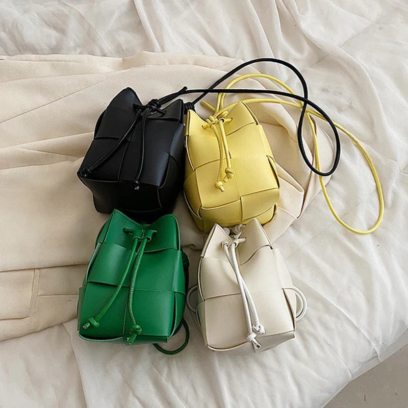 Un Accessoire Moderne et Polyvalent : Redéfinir l'Élégance avec le Sac Seau Cuir PU Tissé