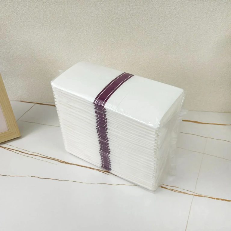 Serviettes en Papier Doré : L'Art de Sublimer Vos Événements