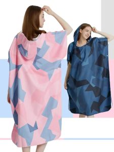 Poncho de Surf en Microfibre : L’Accessoire Ultime pour Des Journées de Plage Inoubliables