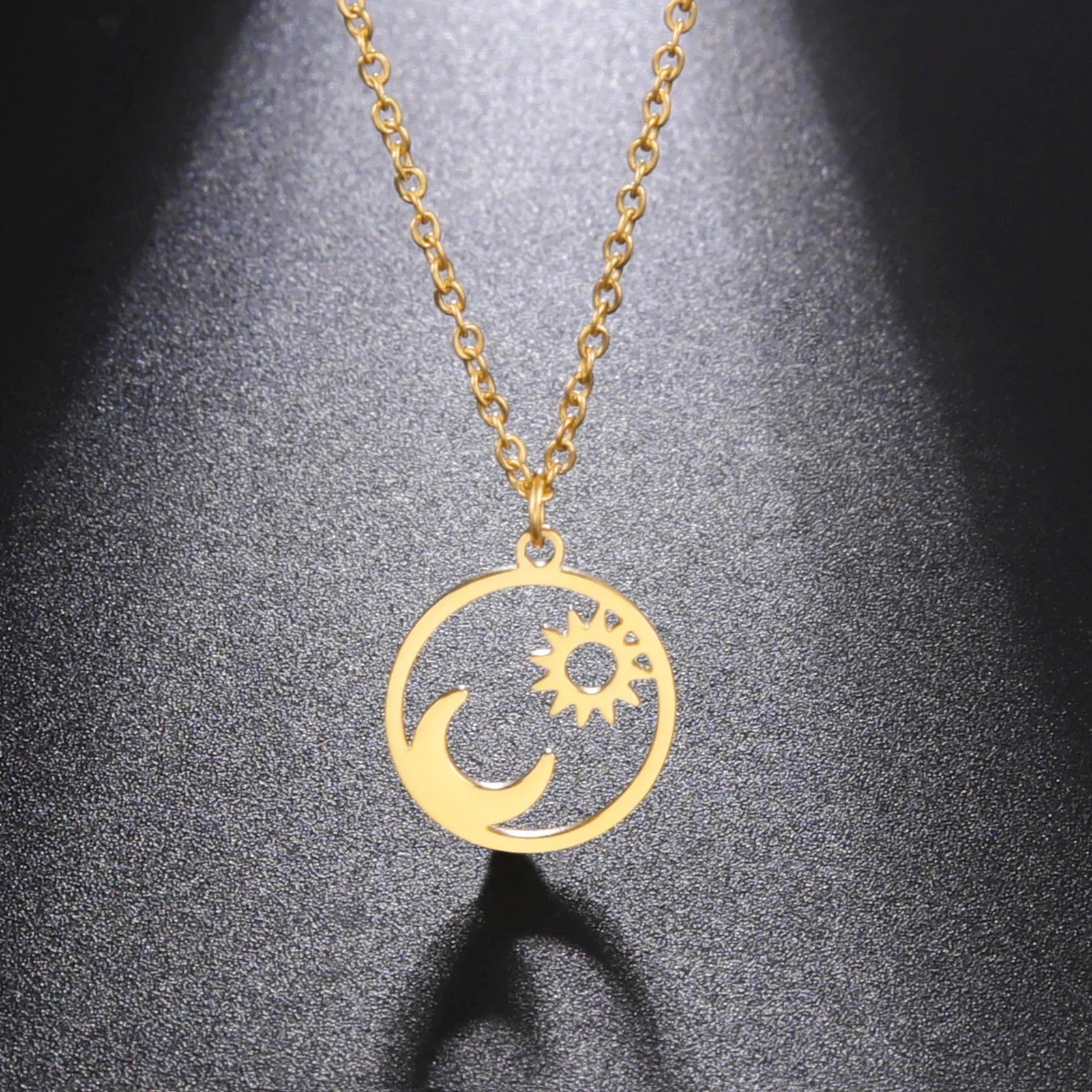 L'éclat d'un amour intemporel : le Collier Choker Lune et Soleil en Acier Inoxydable Doré