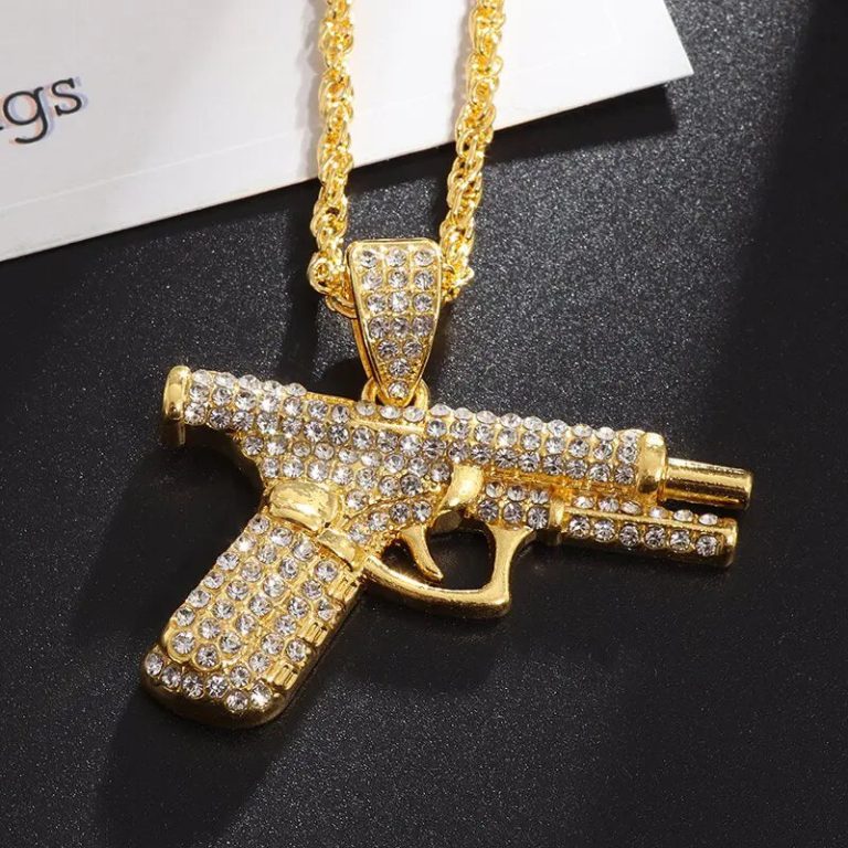 Pendentif pistolet strass : L’alliance audacieuse du streetwear et du hip-hop