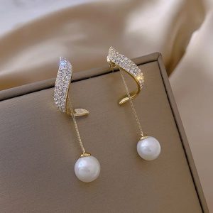 Éclat et Élégance : Pourquoi Choisir les Boucles d'Oreilles Pendantes Perles Cristal Pompon pour Sublimer Votre Style