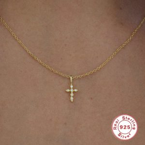 Élégance Intemporelle et Modernité Raffinée : L'Art du Collier Croix en Argent avec Zircon