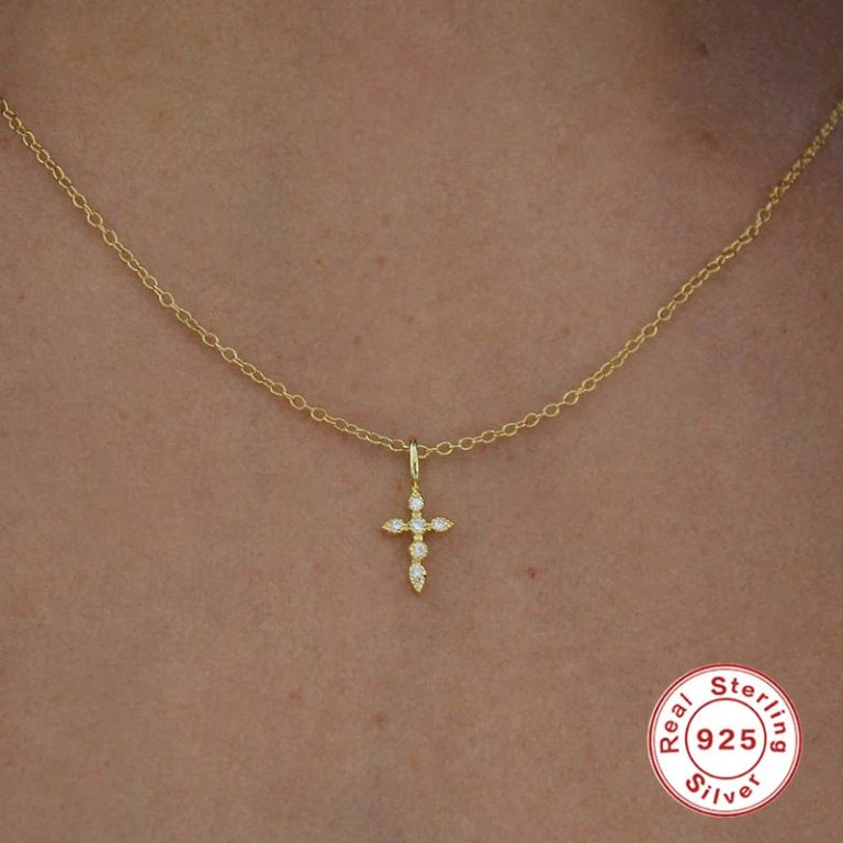 Élégance Intemporelle et Modernité Raffinée : L'Art du Collier Croix en Argent avec Zircon
