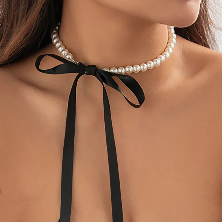 Quand l'élégance rencontre l'originalité : Le collier en ruban noir aux perles éclatantes