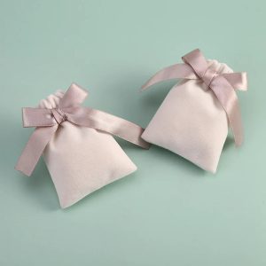 Révélez l'Élégance de Vos Bijoux avec des Pochettes en Velours Beige Exceptionnelles