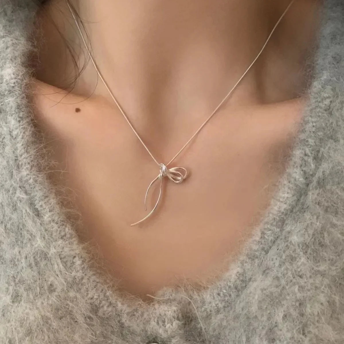 Élégance et raffinement : Sublimez votre style avec le Collier Pendentif Noeud Élégant pour Femme